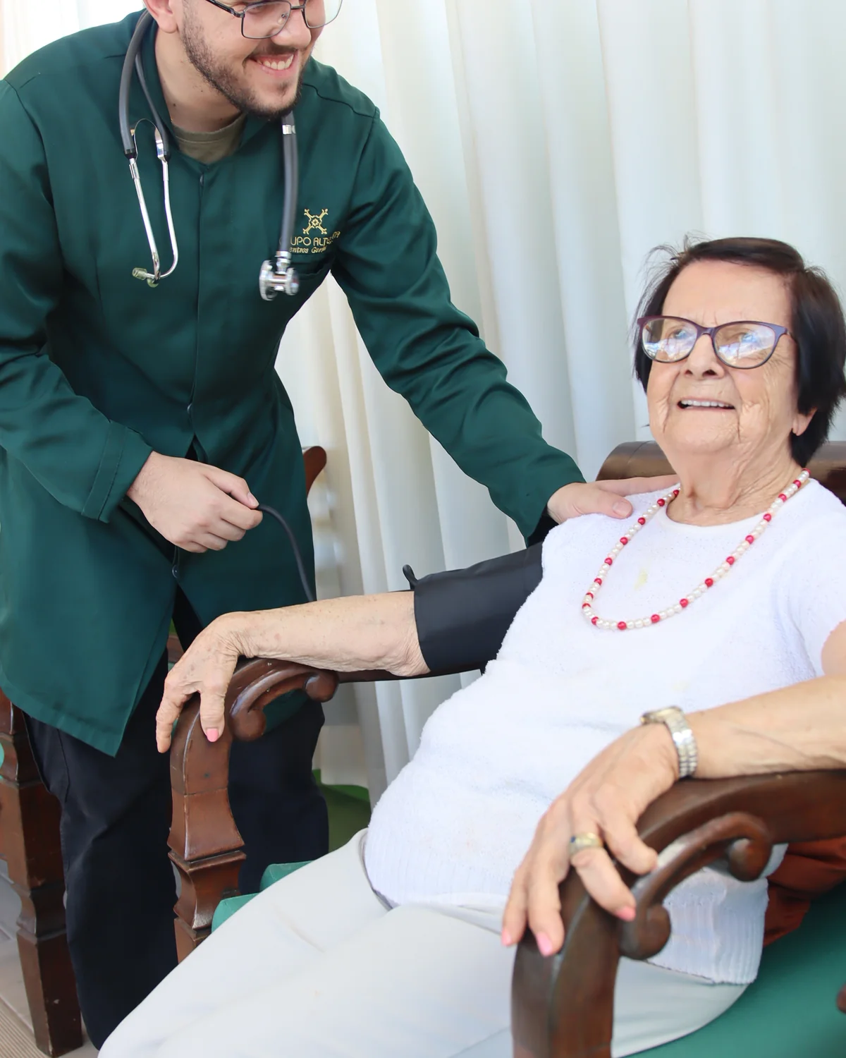 Cuidadora atenciosa acompanhando idosa em casa