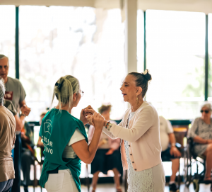 A música e a dança estimulam o cérebro dos idosos, fortalecendo a memória e trazendo benefícios para a saúde emocional e física, além de incentivar a convivência social.