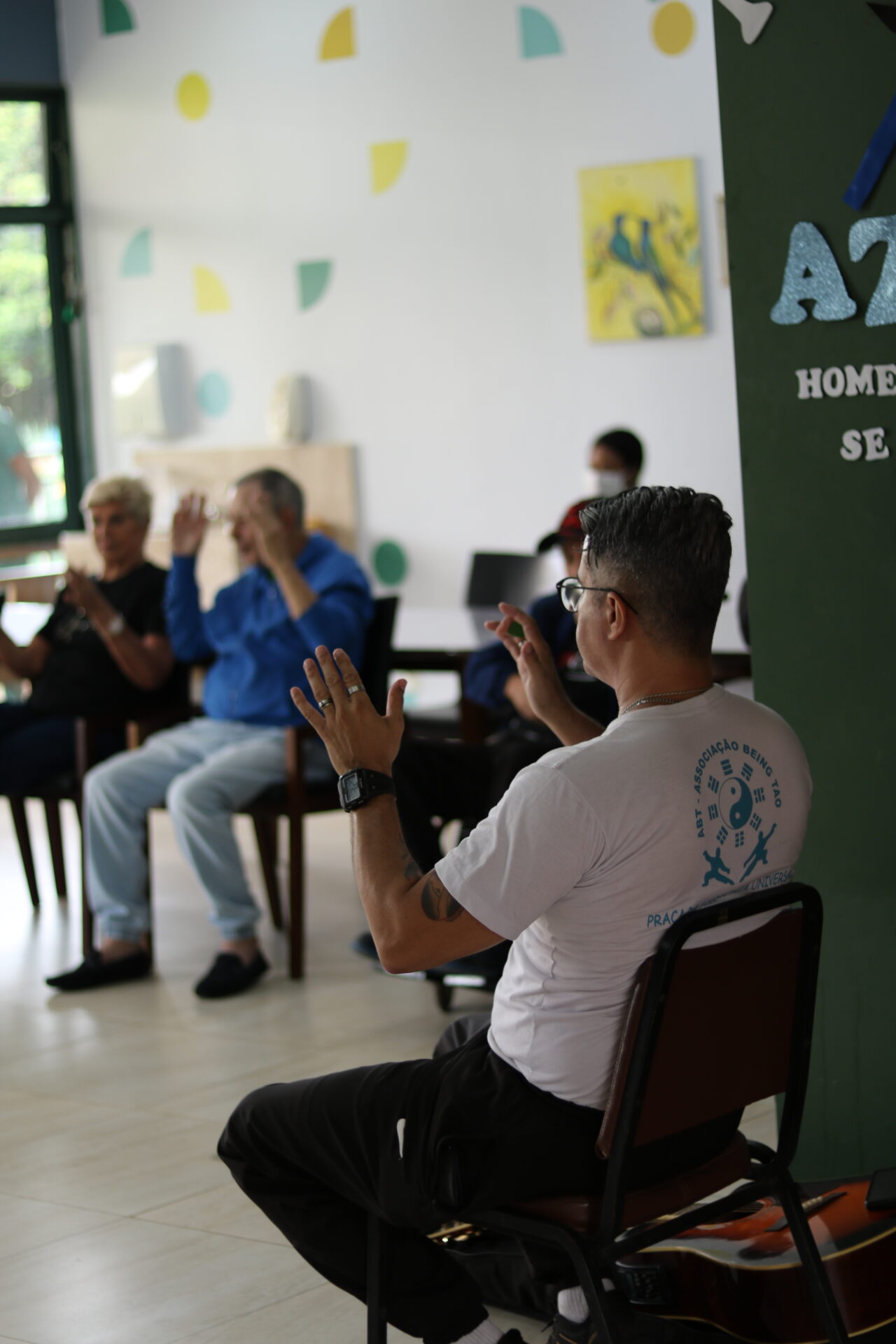 Descubra como o Yoga e o Tai Chi Chuan ajudam idosos a manter o corpo ativo, a mente tranquila e a qualidade de vida em equilíbrio.